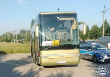 Wyjazd uczniów z Wiślicy na szkolną wycieczkę został dziś rano opóźniony o godzinę po tym, jak podczas rutynowej kontroli policjanci ujawnili, że kierowca autokaru znajdował się pod wpływem alkoholu.