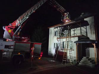 Nocna akcja strażaków w gminie Pacanów. W Słupi doszło do pożaru poddasza w budynku mieszkalnym. Ogień pojawił się na strychu dwupiętrowego domu jednorodzinnego. Na szczęście wszyscy mieszkańcy zdołali opuścić budynek jeszcze przed przybyciem służb ratunkowych i nikt nie odniósł obrażeń.