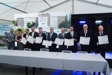 23 czerwca br. w Proszowicach zawarto Porozumienie o nawiązaniu współpracy pomiędzy szpitalami powiatowymi z województw małopolskiego i świętokrzyskiego. 