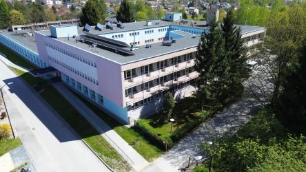 Specjalny Ośrodek Szkolno-Wychowawczy dla Niepełnosprawnych Ruchowo w Busku-Zdroju uruchamia nowy kierunek kształcenia w Branżowej Szkole I Stopnia - pracownik obsługi hotelowej. Zgodę na wprowadzenie tego zawodu wyraziły zarówno Wojewódzka Rada Rynku Pracy w Kielcach, jak i Zarząd Powiatu w Busku-Zdroju.
