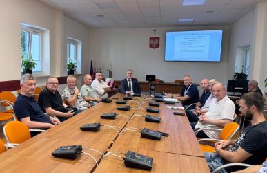 Lepsze utrzymanie rowów melioracyjnych, sprawniejszy odpływ wód, ograniczenie lokalnych podtopień i większa retencja - to główne cele Buskiej Spółki Wodnej, której spotkanie założycielskie odbyło się 16 lipca 2026 roku. Inicjatywa ma połączyć siły mieszkańców, rolników, właścicieli gruntów i samorządu, by skuteczniej dbać o gospodarkę wodną na terenie gminy Busko-Zdrój.