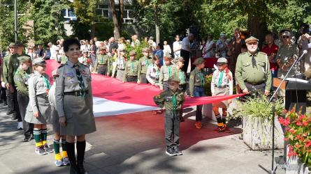 W Busku-Zdroju trwają obchody Święta Wojska Polskiego. Oficjalna część uroczystości już się zakończyła, ale wydarzenia zaplanowane na 15 sierpnia trwają nadal. Na terenach zielonych przy I Liceum Ogólnokształcącym odbywa się piknik wojskowy. Można zobaczyć sprzęt, spotkać przedstawicieli służb i grup rekonstrukcyjnych.
