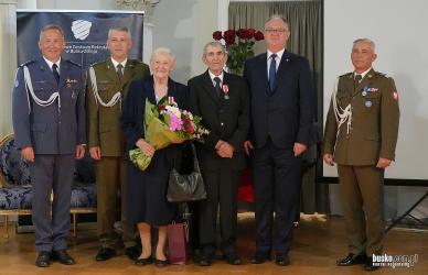 Trzech synów, jedna rodzina i wspólna służba Polsce. Helena i Stanisław Kowalik zostali uhonorowani Srebrnym Medalem Za Zasługi dla Obronności Kraju. To wyróżnienie dla rodziców, których trzej synowie pełnią czynną służbę wojskową. Uroczyste wręczenie odznaczenia odbyło się dziś w Busku-Zdroju.