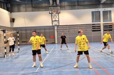 Udany początek przygotowań Futsal Team Busko-Zdrój do historycznego sezonu. Buszczanie rozegrali pierwszy mecz kontrolny przed startem rozgrywek Polskiej 1. Ligi Futsalu 2026/27. Ich rywalem był AZS UEK Kraków, a spotkanie zakończyło się zwycięstwem zespołu z Buska-Zdroju 3:1.
