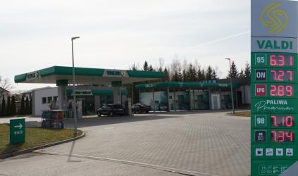 Kierowcy znów uważnie patrzą na pylony stacji paliw. Od 17 sierpnia obowiązuje rządowy program osłonowy CPN, a na 19 sierpnia ogłoszono nowe maksymalne ceny benzyny i oleju napędowego. Sprawdziliśmy, ile za paliwo trzeba zapłacić 18 sierpnia na stacjach w Busku-Zdroju. Czy warto zatankować samochód już dziś, czy lepiej zaczekać do środy?