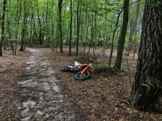Rodzina rozpoczęła poszukiwania, gdy 52-latek nie wrócił na noc do domu. Mężczyzna w poniedziałek wieczorem wyjechał motocyklem crossowym na leśne drogi na terenie gminy Busko-Zdrój. We wtorek rano odnalazł go syn. 52-latek nie żył.