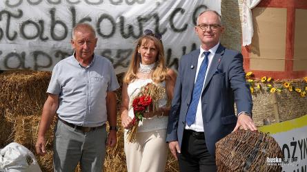 Święto plonów coraz bliżej. W niedzielę Busko-Zdrój stanie się miejscem spotkania rolników, mieszkańców i gości, którzy wspólnie będą mogli podziękować za tegoroczne zbiory. Przed wydarzeniem burmistrz Jerzy Szydłowski oraz starostowie dożynek Dorota Lech-Kawecka i Krzysztof Cezary Lech zapraszają do udziału w uroczystościach.