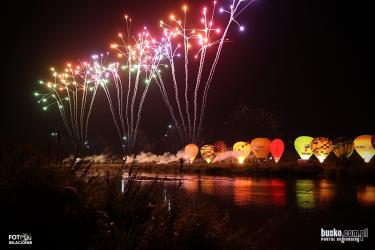 Pogoda w końcu pozwoliła baloniarzom pokazać pełnię możliwości. W sobotnie popołudnie balony wzbiły się nad Pińczów, a wieczorem nad Zalewem Pińczowskim rozpoczęło się prawdziwe widowisko. Rozświetlone czasze, ogień z palników i fajerwerki stworzyły finał, na który czekała publiczność.