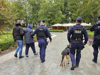 Piątkowy poranek w Parku Zdrojowym w Busku-Zdroju zaniepokoił mieszkańców. W okolicy pojawiło się wiele policyjnych radiowozów, wozów strażackich i innych służb. Telefony rozdzwoniły się także w naszej redakcji. Co się stało? Na szczęście nie było realnego zagrożenia - służby prowadziły szeroko zakrojone ćwiczenia.