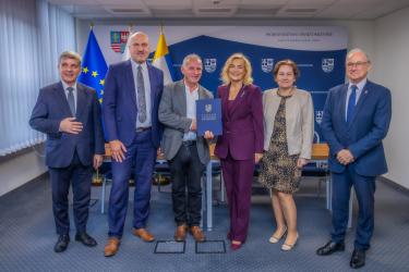 Kolejny krok w realizacji projektu Bliżej Potrzeb w Busku-Zdroju. Podpisano umowę na ponad 3,5 mln zł unijnego dofinansowania, które zostanie przeznaczone na rozwój usług opiekuńczych i zdrowotnych. W planach jest między innymi utworzenie Dziennego Domu Pomocy, zakup samochodu do przewozu seniorów oraz zapewnienie mieszkańcom domowej fizjoterapii i bezpłatnych badań.