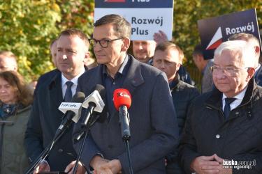 Niespełnione obietnice wyborcze, drożejące koszty codziennego życia i problemy komunikacyjne mieszkańców - to główne tematy konferencji prasowej, która odbyła się w czwartek, 15 października 2026 roku, w Busku-Zdroju. Były premier Mateusz Morawiecki, wspólnie z parlamentarzystami Rozwoju Plus, podsumował trzy lata od wyborów parlamentarnych z 2023 roku.