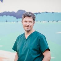 Dr n. med. Rafał Rudko - Specjalista chorób wewnętrznych, specjalista chorób serca i naczyń.
W gabinecie stosuje się nowatorską, małoinwazyjną metodę zamykania niewydolnych pni żylnych będących główną przyczyną powstawania żylaków i objawów niewydolności żylnej oraz