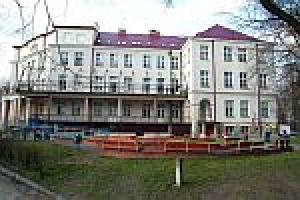 Szpital został wybudowany w 1926r. staraniem dr Szymona Starkiewicza wielkiego lekarza i społecznika . Położony jest w zdrojowej części miasta, na zalesionym wzgórzu sprzyjającym rehabilitacji i rekreacji. W szpitalu prowadzone jest kompleksowe leczenie rehabilitacyjne i operacyjne