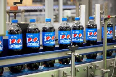 Od teraz możesz cieszyć się smakiem Pepsi i stać się częścią pozytywnej zmiany, deklaruje producent kultowego napoju Pepsi. W listopadzie 2021 roku do produkcji w polskich zakładach firmy trafiły butelki w całości wykonane z rPET, czyli plastiku pochodzącego z ponownego przetworzenia.
