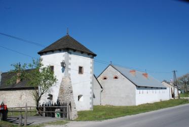 Wędrując po województwie świętokrzyskim warto zajechać do Sobkowa i obejrzeć Fortalicję. 