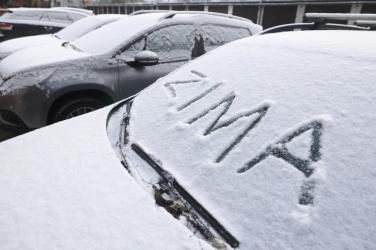IMGW wydało alerty przed opadami śniegu w pasie od Łomży do południowych granic kraju. W związku z pogodą policjanci przypominają, że za jazdę nieodśnieżonym samochodem grozi mandat nawet do 3 tys. zł.