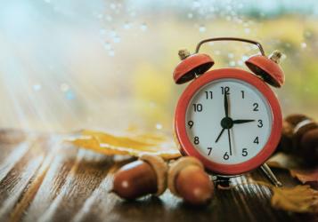 Najbliższa zmiana czasu - z letniego na zimowy - nastąpi w nocy z soboty na niedzielę, z 25 na 26 października 2025 roku. O godzinie 3:00 zegarki zostaną cofnięte na 2:00, co oznacza, że tej nocy pośpimy o godzinę dłużej. Po zmianie szybciej będzie zapadał zmrok, ale poranki staną się jaśniejsze.