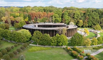 W pierwszy poniedziałek miesiąca, 3 listopada tradycyjnie wstęp na zewnętrzną tężnię solankową w Busku-Zdroju jest darmowy! To doskonała okazja dla mieszkańców, kuracjuszy i turystów, aby odwiedzić buski Kompleks Zdrojowy i doświadczyć wyjątkowego relaksu w imponującej tężni solankowej.