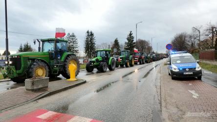 W środę,  24 stycznia 2024 roku, od godz.12:00 na skrzyżowaniu ul. Republiki Pińczowskiej z drogą gminną ul. Legionistów w Pińczowie trwał protest rolników. Protest zaplanowano jako pokojową demonstrację.


   