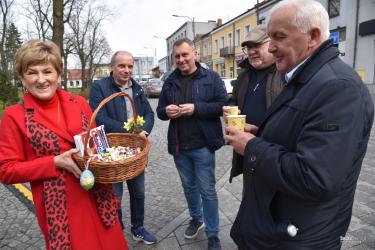W sobotę, 23 marca mieszkańcy i goście Buska-Zdroju mieli okazję cieszyć się wyjątkowym Jarmarkiem Wielkanocnym. Atmosfera świąt wypełniła ulice miasta, a słoneczna pogoda sprawiła, że wszyscy mogli w pełni delektować się tym wydarzeniem. 