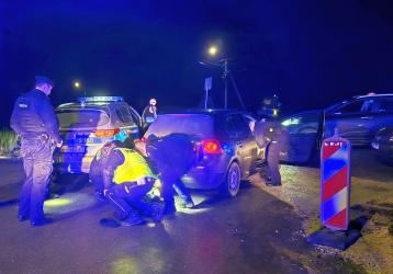 W nocy z piątku na sobotę na terenie gminy Busko-Zdrój policja podjęła pościg za kierowcą, który nie zatrzymał się do kontroli. Zdarzenie to zakończyło się zatrzymaniem dwudziestoletniego mężczyzny, który podczas przesłuchania tłumaczył, że uciekał bo coś mu odbiło.