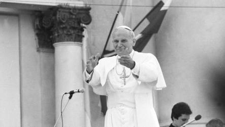 Dziś przypada rocznica śmierci papieża Jana Pawła II, postaci wyjątkowej, która na trwałe wpisała się w historię świata i Kościoła katolickiego. Jego pontyfikat był niezwykle bogaty w wydarzenia o ogromnym znaczeniu społecznym, politycznym i duchowym. Jan Paweł II przeszedł do historii jako papież pielgrzym, który przemierzył świat, dotykając serc milionów ludzi.


