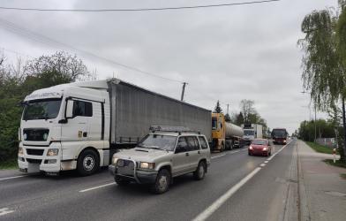 Dziś rano, na ulicy Objazdowej w Busku-Zdroju, drodze krajowej numer 73, doszło do zdarzenia drogowego, w którym brały udział trzy ciężarówki.