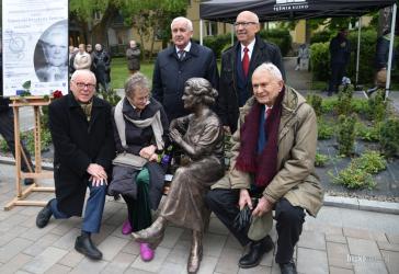 Na deptaku w Busku-Zdroju w środę, 24 kwietnia została odsłonięta ławeczka upamiętniająca wybitną śpiewaczkę operową, Krystynę Jamroz. Rzeźba, autorstwa kieleckiego artysty-rzeźbiarza, Sławomira Micka, stanęła obok sanatorium Krystyna, w miejscu, gdzie artystka mieszkała.