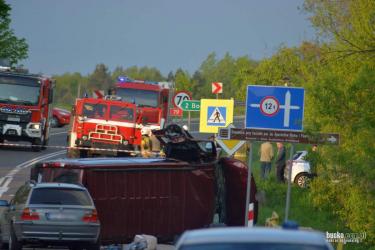 Dwie osoby zginęły, a osiem zostało rannych w zderzeniu busa z samochodem osobowym na drodze krajowej nr 79 w miejscowości Beszowa, powiat staszowski. 