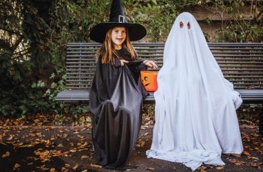 Już w piatek, 31 października o godzinie 17:00 zapraszamy mieszkańców i gości Buska-Zdroju na wyjątkowy spacer Cukierek albo psikus śladami historii! To doskonała okazja, aby w halloweenowej atmosferze odkryć tajemnice miasta, a przy okazji świetnie się bawić.