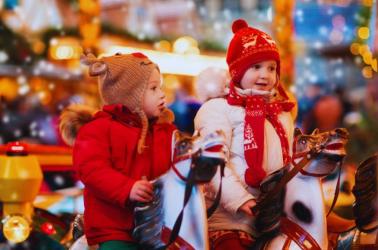 Jarmark Bożonarodzeniowy w Kielcach zapowiada się wyjątkowo. Na odwiedzających czekać będzie trzymetrowa Chata z Prawdziwego Piernika - jedyna taka w Polsce - oraz Balon Świętego Mikołaja, z którego będzie można podziwiać panoramę miasta. To będzie weekend pełen świątecznych atrakcji, muzyki i regionalnych smaków.