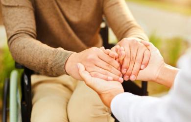 21 listopada obchodzimy w Polsce Dzień Pracownika Socjalnego - święto ustanowione na mocy ustawy o pomocy społecznej z 1990 roku i podtrzymane w nowej ustawie z 2004 roku. To szczególny dzień dla wszystkich pracowników służb społecznych, a zwłaszcza pracowników socjalnych, którzy codziennie z oddaniem wspierają osoby w trudnych sytuacjach życiowych.