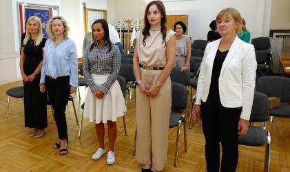 Uroczyste ślubowanie nauczycieli mianowanych odbyło się 21 sierpnia 2025 roku podczas posiedzenia Zarządu Powiatu w Busku-Zdroju. Pedagodzy zatrudnieni w jednostkach oświatowych prowadzonych przez Powiat Buski, którzy w lipcu pomyślnie zdali egzamin na stopień nauczyciela mianowanego, złożyli rotę ślubowania w obecności władz samorządowych i dyrektorów szkół.