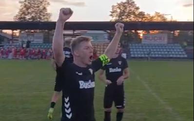 Piłkarze AKS 1947 Busko-Zdrój kontynuują zwycięską serię w rozgrywkach KEEZA 4 Ligi 2025/26. W 5. kolejce zespół z Buska-Zdroju pokonał na wyjeździe dotychczasowego lidera, GKS Rudki, aż 4:1 i awansował z piątego na drugie miejsce w tabeli.