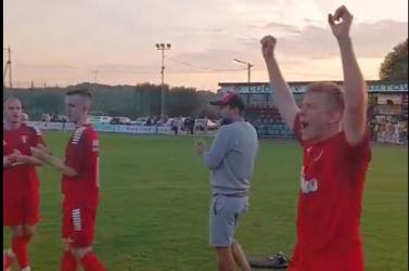 Piłkarze AKS 1947 Busko-Zdrój nie zwalniają tempa w rozgrywkach KEEZA 4 Ligi sezonu 2025/26. W 6. kolejce drużyna z Buska-Zdroju odniosła piąte zwycięstwo z rzędu, pokonując na wyjeździe Klimontowiankę PBI Klimontów 2:1.