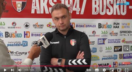 Piłkarze AKS 1947 Busko-Zdrój sięgnęli po szóste zwycięstwo w sezonie i objęli prowadzenie w tabeli Keeza IV Ligi 2025/26. W niedzielę, 7 września, na Stadionie Miejskim w Busku-Zdroju pokonali dotychczasowego lidera - Koronę III Kielce 3:2, w meczu określanym jako hit kolejki. Zobacz wszystkie gole i posłuchaj komentarzy trenera oraz kapitana drużyny tuż po ostatnim gwizdku.