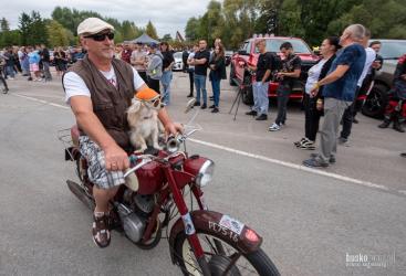 Stadion GLKS Zorza Tempo w Pacanowie w niedzielę, 7 września 2025 roku, wypełnił się rykiem silników, zapachem benzyny i setkami błyszczących karoserii. Pacanów Motoshow 2025 przyciągnął ponad 230 samochodów - od klasycznych perełek, przez projekty tuningowe, po nowoczesne auta sportowe - oraz ponad 100 motocykli.