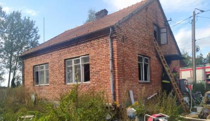 W piątkowe popołudnie w Gorysławicach, w gminie Wiślica, doszło do pożaru domu jednorodzinnego. Strażacy podczas akcji ewakuowali z budynku nieprzytomnego 63-letniego mężczyznę, który został przekazany zespołowi ratownictwa medycznego i trafił do szpitala.