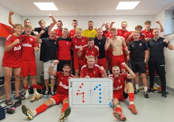 Piłkarze AKS 1947 Busko-Zdrój odnieśli kolejne ligowe zwycięstwo, pokonując w sobotę 20 września na własnym stadionie Alit Ożarów 4:1. Choć początek meczu nie ułożył się po myśli gospodarzy, to ostatecznie to oni cieszyli się z kompletu punktów. Zapraszamy do obejrzenia zapisu transmisji LIVE.