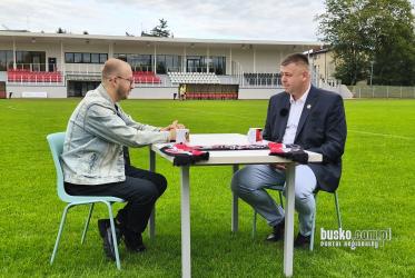 Na Stadionie Miejskim w Busku-Zdroju prezes AKS 1947 Busko-Zdrój, Szymon Rewaj, udzielił wywiadu Danielowi Wichórowi z kanału Ava Grądy. Rozmowa obejmowała zarówno jego rolę w Zarządzie Świętokrzyskiego Związku Piłki Nożnej, jak i kwestie rozwoju regionalnego futbolu, cele klubu w nadchodzącym sezonie oraz kontrowersje związane z konfliktem z dyrektorem BOSiR.