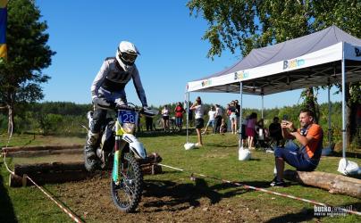 Ponad 120 motocykli stanęło na starcie kolejnej edycji Świętokrzyskiego Pucharu Enduro, który odbył się w niedzielę, 21 września 2025 roku, w Szańcu koło Buska-Zdroju. Dopisała nie tylko frekwencja, ale także piękna pogoda.