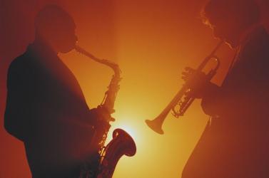 Jesień na Ponidziu od lat ma niepowtarzalny blask, a Pińczów rozbrzmiewa wtedy wyjątkowymi dźwiękami jazzu. W dniach 24-26 października 2025 roku odbędzie się 21. edycja Zaduszek Jazzowych - jednego z najważniejszych wydarzeń muzycznych regionu, które na trwałe wpisało się w kulturalny kalendarz miasta.