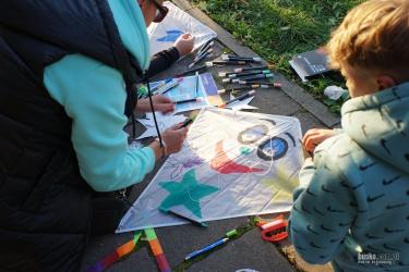 W piątek, 26 września 2025 roku, na terenach zielonych Buskiego Samorządowego Centrum Kultury odbył się Festiwal Latawców, zorganizowany przez Młodzieżową Radę Miasta i Gminy Busko-Zdrój. Wydarzenie zgromadziło dzieci, młodzież i całe rodziny, oferując konkursy, koncerty, pokazy oraz wiele dodatkowych atrakcji.