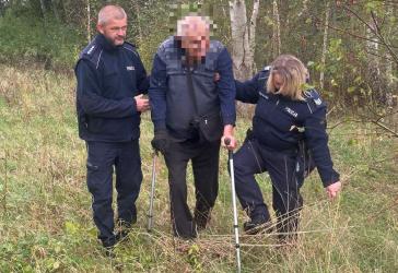 Dziś po godzinie 10. policjanci z buskiej komendy odnaleźli poszukiwanego od wczoraj 76-letniego mieszkańca Radzanowa. Wychłodzony mężczyzna trafił na obserwację do szpitala.