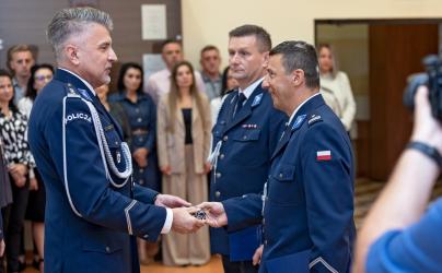 W Komendzie Powiatowej Policji w Busku-Zdroju odbyła się uroczysta zbiórka związana ze zmianą na stanowisku Pierwszego Zastępcy Komendanta Powiatowego Policji. Po ponad sześciu latach służby funkcję tę zdał podinsp. Artur Pietras, a obowiązki powierzono podinsp. Rafałowi Kulaskowi.