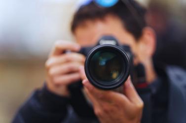 Buskie Samorządowe Centrum Kultury w Busku-Zdroju, we współpracy z Warszawskim Klubem Przyjaciół Ziemi Kieleckiej, zaprasza wszystkich pasjonatów fotografii do udziału w XXIX Ogólnopolskim Przeglądzie Fotograficznym PONIDZIE 2025. To jedno z najważniejszych wydarzeń fotograficznych w regionie, które od lat gromadzi artystów i miłośników fotografii z całej Polski.