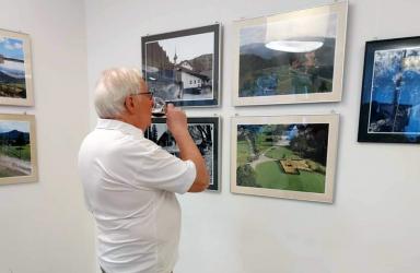Galeria Sztuki Gromada w Busku-Zdroju prezentuje wystawę fotograficzną autorstwa Anny Janiny Kozub i Waldemara Zbigniewa Kozuba z Kielc, zatytułowaną Szczawnica - reminiscencje fotograficzne. Ekspozycję można oglądać do 24 października 2025 roku przy ul. Waryńskiego 10.