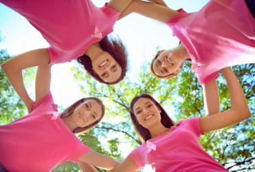 Rak piersi to najczęściej diagnozowany nowotwór u kobiet, który we wczesnym stadium często nie daje żadnych objawów. Tymczasem szybkie wykrycie choroby znacząco zwiększa szanse na skuteczne leczenie. Październik, będący miesiącem świadomości raka piersi, jest doskonałą okazją, by przypomnieć o znaczeniu profilaktyki i regularnych badań mammograficznych.