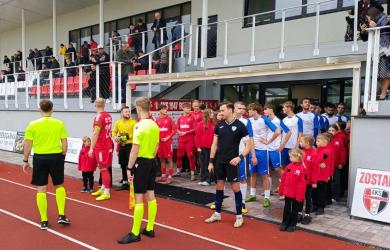 AKS 1947 Busko-Zdrój kontynuuje imponującą serię zwycięstw w sezonie 2025/26 Keeza IV Ligi Świętokrzyskiej. W sobotę, 4 października, zespół z Buska-Zdroju pokonał na własnym stadionie MKS Orlicz Suchedniów 2:0 (1:0), odnosząc dziesiąte z rzędu ligowe zwycięstwo.