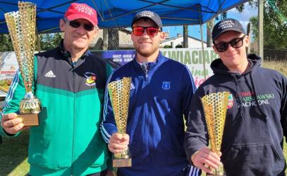 Sezon 2025 w wędkarstwie rzutowym zakończyły zawody o Puchar im. Jakuba Skibińskiego w Łasinie. Reprezentanci okręgu kieleckiego PZW, w tym zawodnicy z Buska-Zdroju, wywalczyli komplet medali drużynowych i cenne trofea indywidualne.